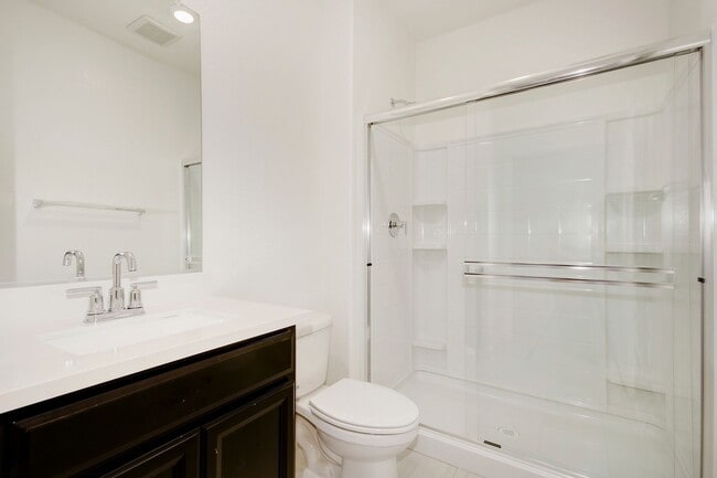 Building Photo - Gorgeous 4 Bedroom 3.5 bath home