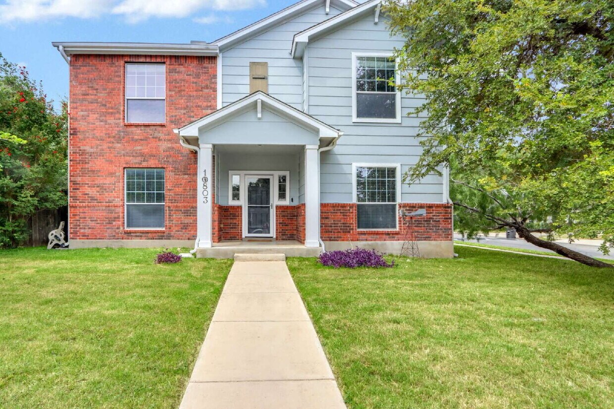 Foto principal - "Spacious 6-Bedroom Haven with 4 Full Bath...