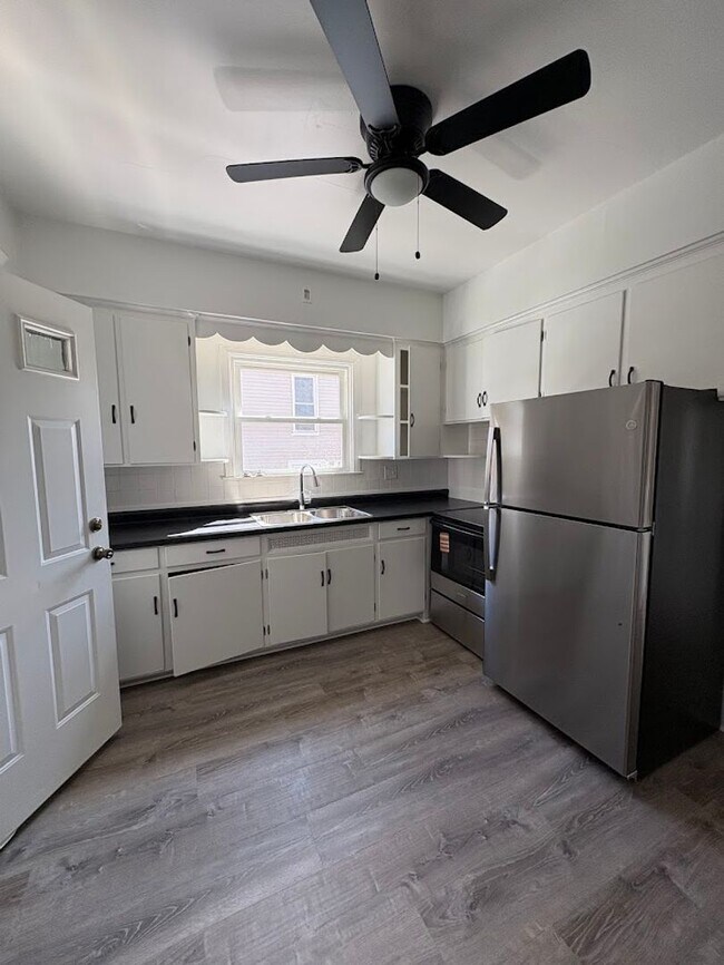 Foto del edificio - Three bedroom two bathroom home for rent