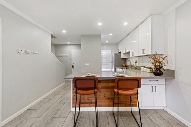 Kitchen/Entrance - 1009 Murrieta Blvd