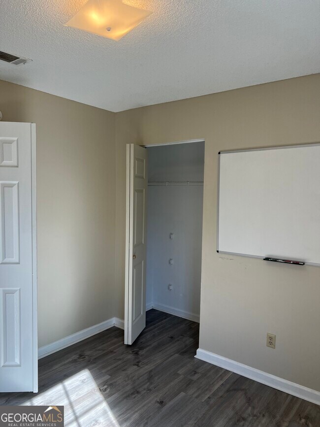 Foto del edificio - 102 Huntington Dr