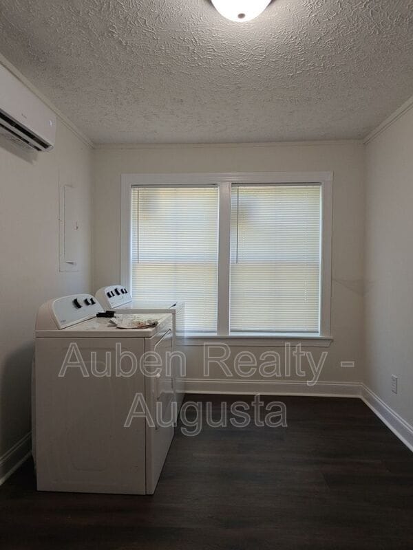 Building Photo - 2524 Rhodes Dr