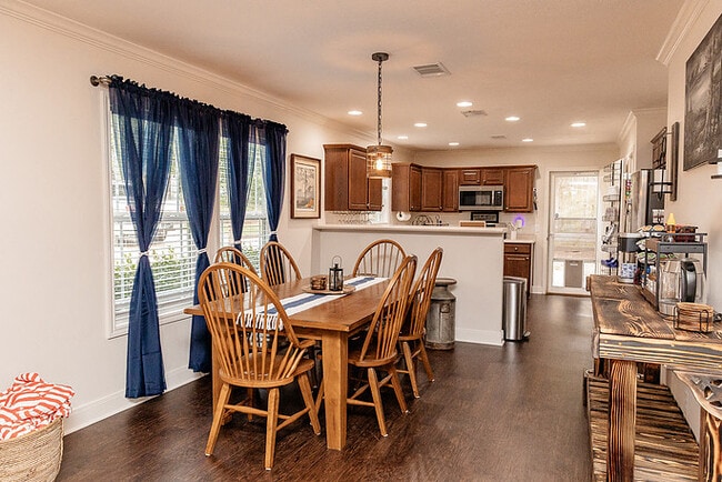 Dining Area - 1004 Pecan St