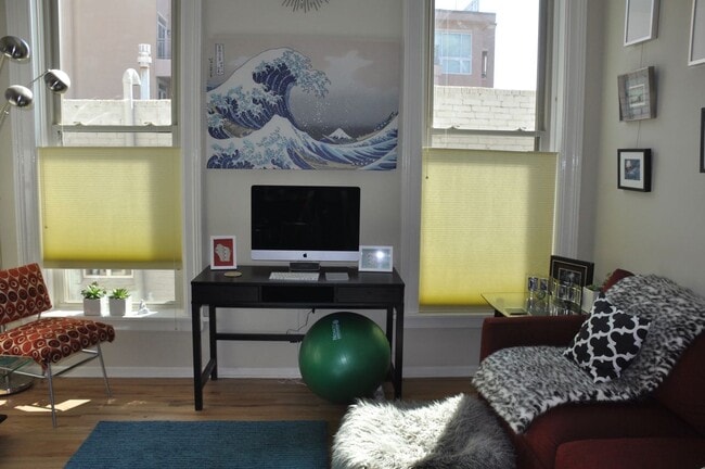 Great room. 10 ft ceiling, 8 ft windows. - 1203 Washington Ave