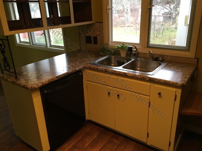 Foto del edificio - NEW PHOTOS TO COME! Spacious West End Home with 5 Bedrooms, Workshop & Tons of Storage!