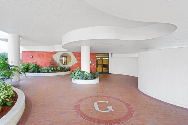 Building Photo - 1621 Collins Ave