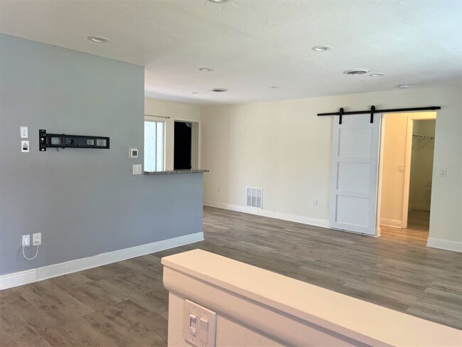 Building Photo - Annual Rental – Updated Nokomis Single Fam...