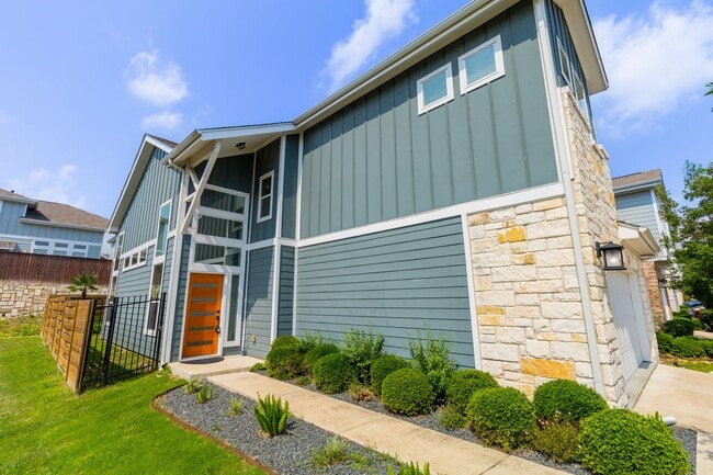 Building Photo - Amazing and peaceful 3/2.5 home in Austin!