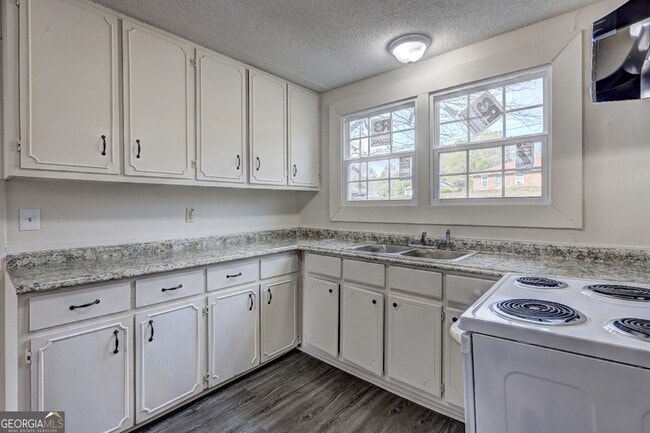 Building Photo - 3731 Bloomfield Dr