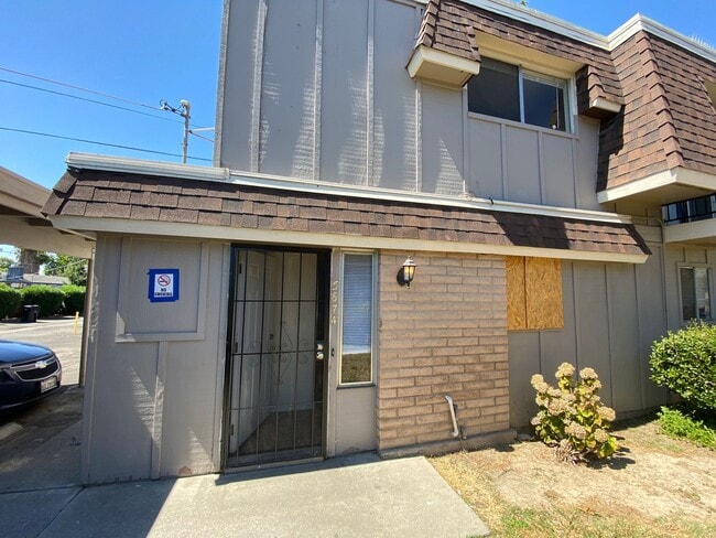 Building Photo - 5674 Hillsdale Blvd