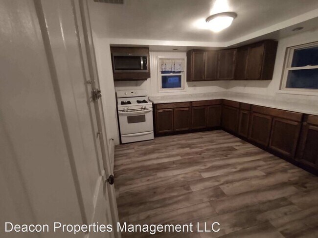 Building Photo - 2 br, 1 bath House - 1555 Rear Summit Lake...