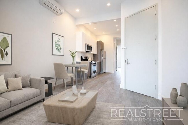 Photo - Super Bright 2 BED w LAUNDRY IN-Unit! Apartment