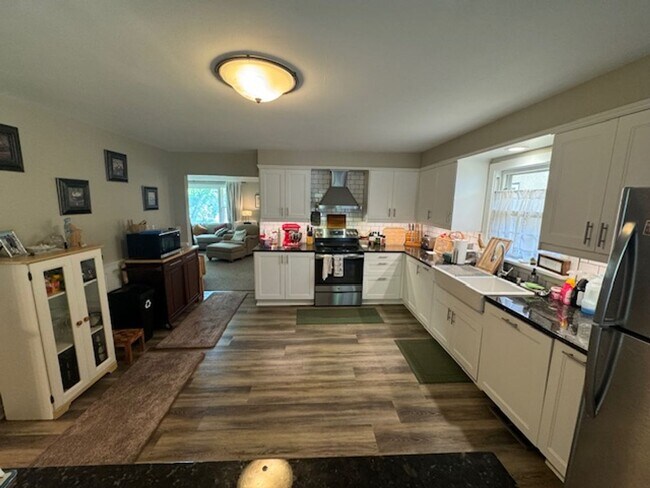 Foto del edificio - Updated 4 BR / 3 BA SFH w/ Hdwd Flrs, Sunny Porch, 2-car Garage in Robbinsdale!