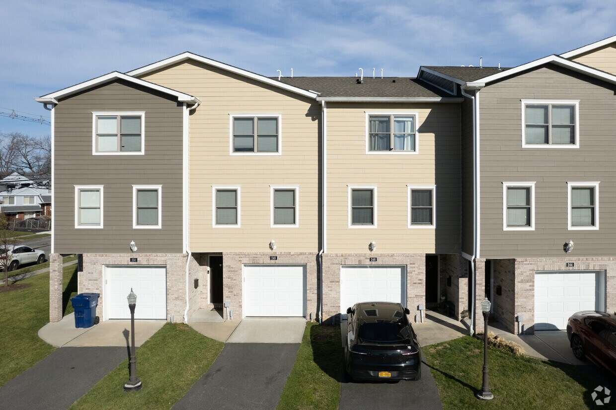 Building Photo - Platnium Townhomes