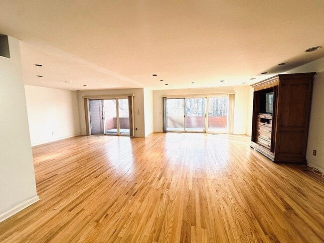 Bright sunny & open to deck - 46 Hidden Ledge Rd