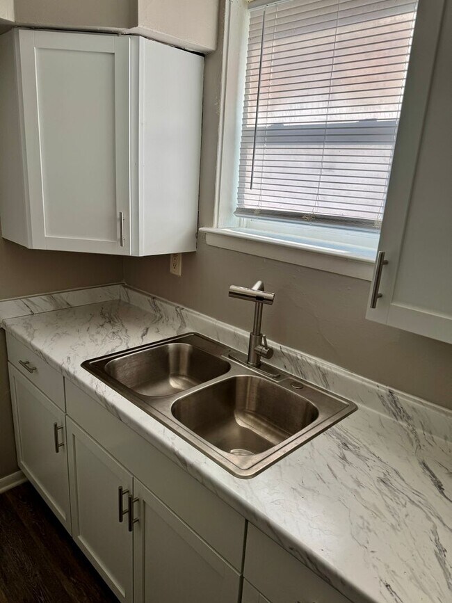 Foto del edificio - 4906 Baring Ave