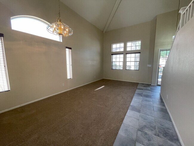 Foto del edificio - Lovely 4 Bedroom 2 Story home Available fo...