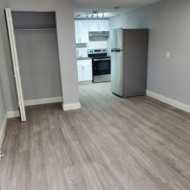 Studio Apartment - Elmwood Apartments