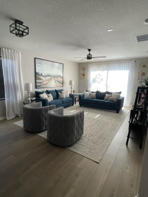 Foto del edificio - 5002 Sweet Cedar Cir