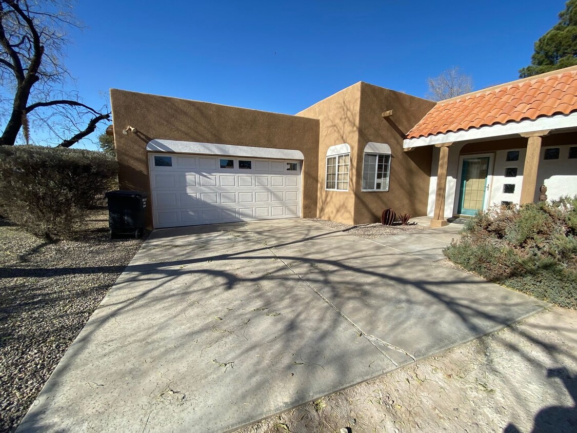 Primary Photo - Beautiful 3 Bedroom, 2.5 Bathroom, Availab...