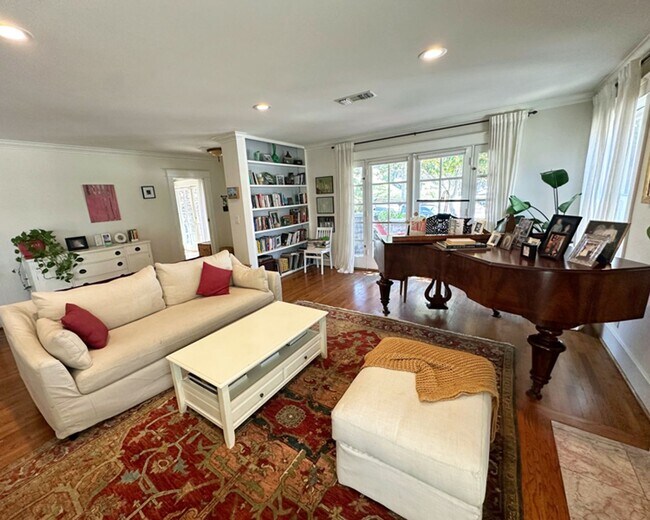 Building Photo - Vintage 3Bed/2Bath Charmer in Historic Dow...