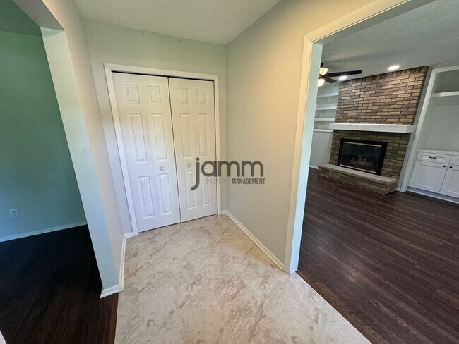 Foto del edificio - 5250 Mills Creek Ln