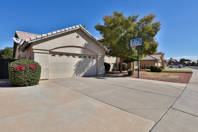 Building Photo - Pet Friendly 5-bedroom, 3 bath Home w/ Pool and Finished Basement