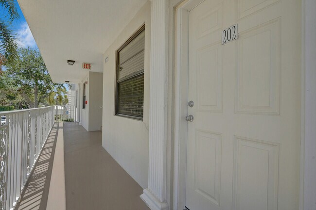 Foto del edificio - 6037 Balboa Cir