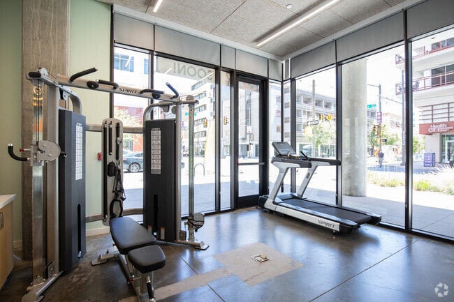 Gimnasio en las instalaciones. - Rendezvous Urban Flats