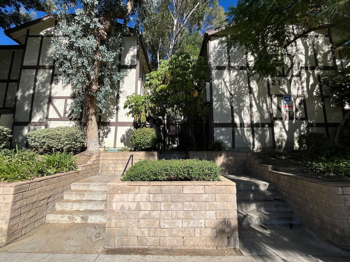 Primary Photo - Canoga Park 1BR w/all appliances, parking,...