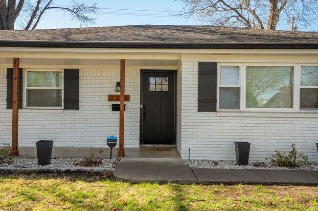 Foto del edificio - Gorgeous Mid-Century Home Newly Renovated From Top To Bottom - Inside And Outside - With Newer Wi...