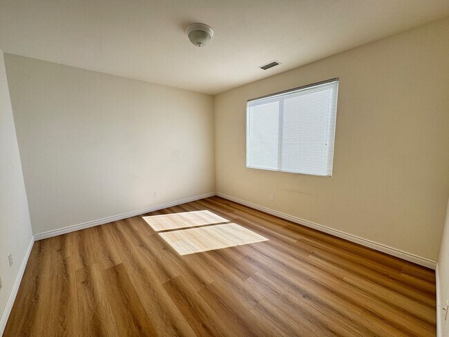 Foto del edificio - Gorgeous Remodeled 3+2 - $3000