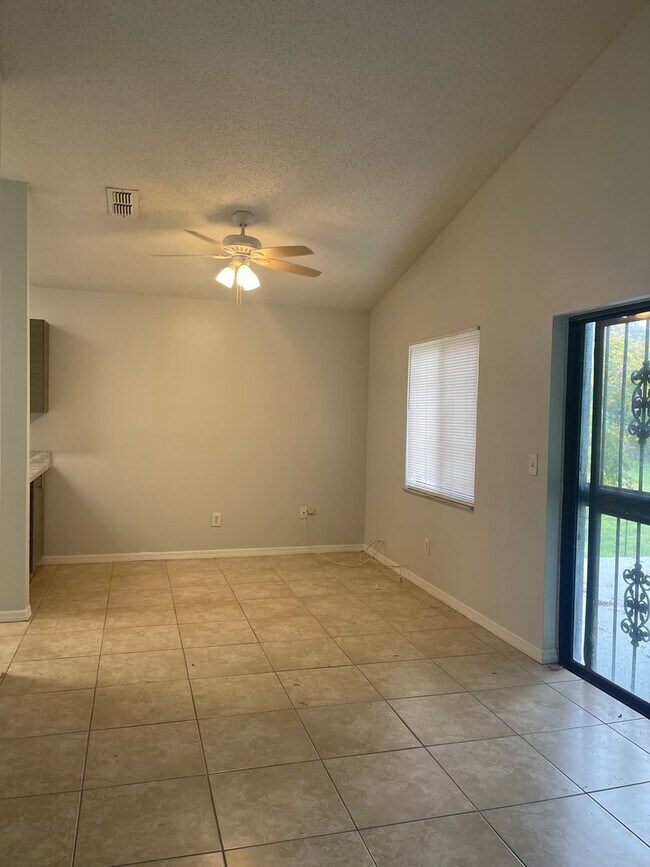 Building Photo - Orlando/Orlovista - For RENT 3 Bedroom, 2 Bathroom, 2 Car Garage