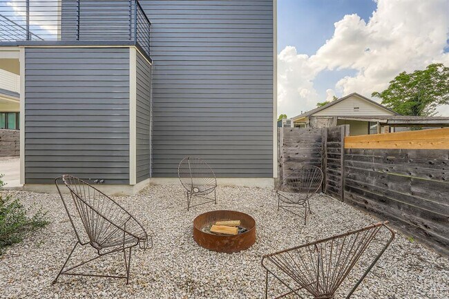 Foto del edificio - 7311 Providence Ave