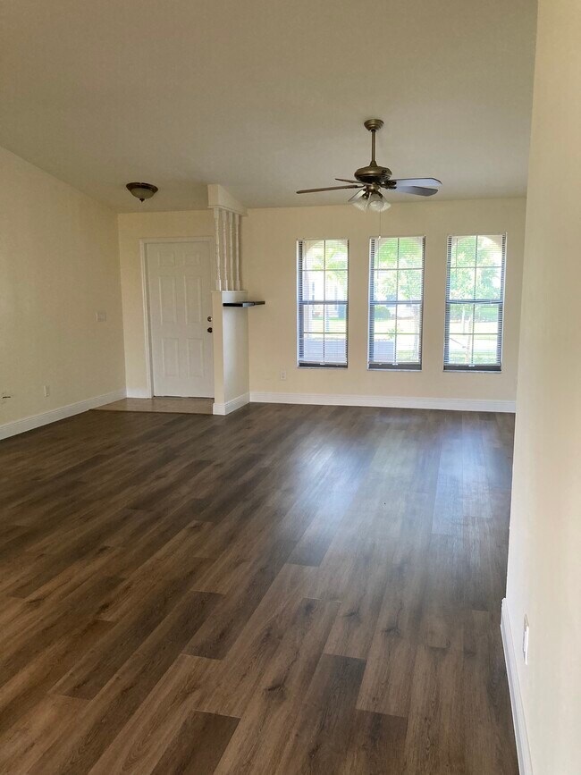 Área de la sala de estar - 901 SE 29th St