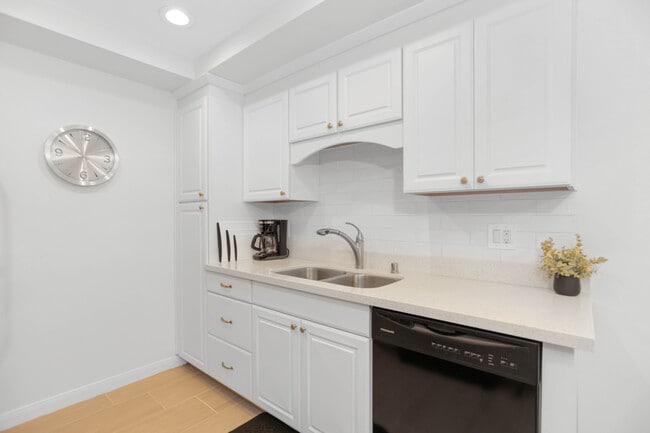 Foto del edificio - 10240 Black Mountain Rd