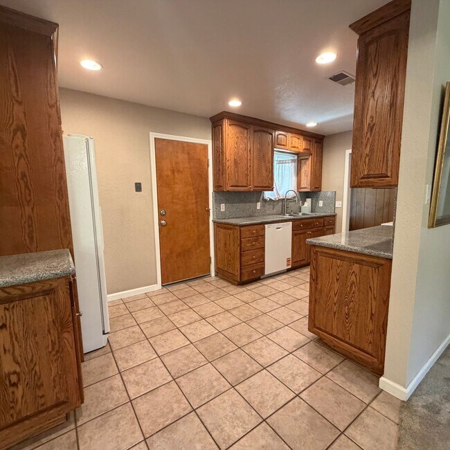 Foto del edificio - Adorable house with large deck,  yard and RV access