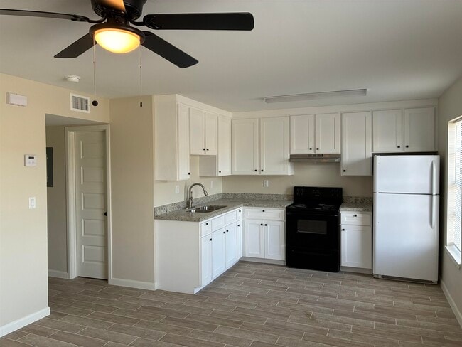Building Photo - 705 Bustamante St