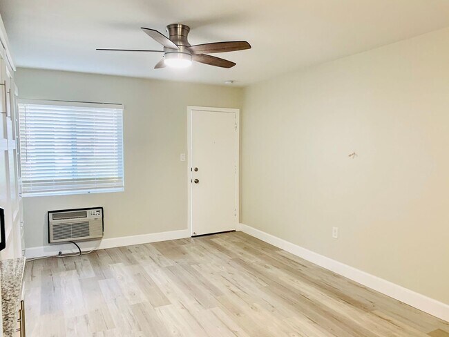 Foto del edificio - ONLY $1,550/mo! REMODELED STUDIO APARTMENT AVAILABLE IN THE HEART OF LA JOLLA!