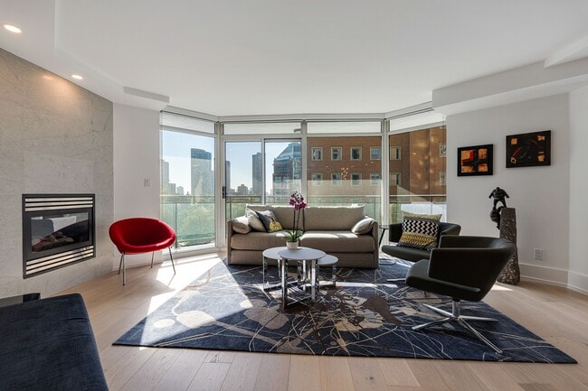 Building Photo - 300 Bloor St E