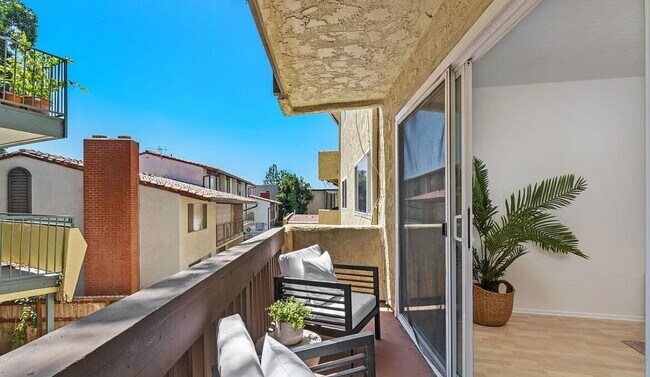 Foto del edificio - Spacious and  light-filled one-bedroom, on...