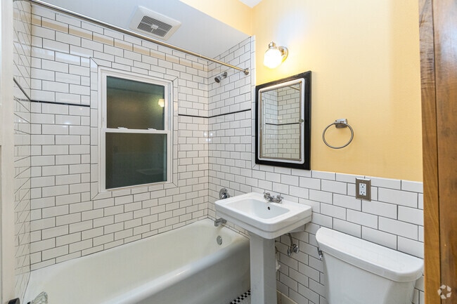 1BR, 1BA - 750SF - Bathroom - 4428 N Oakland Ave
