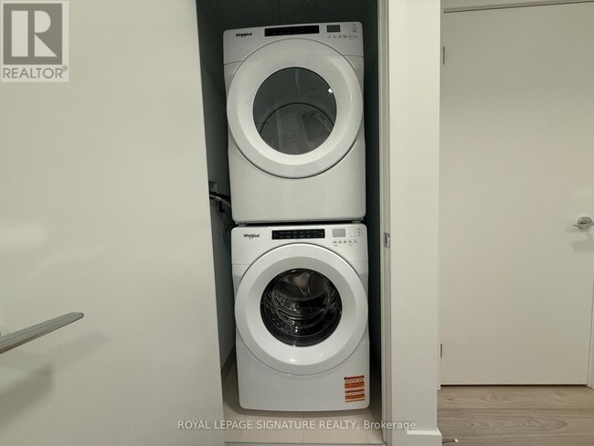 Photo du bâtiment - 1007 The Queensway