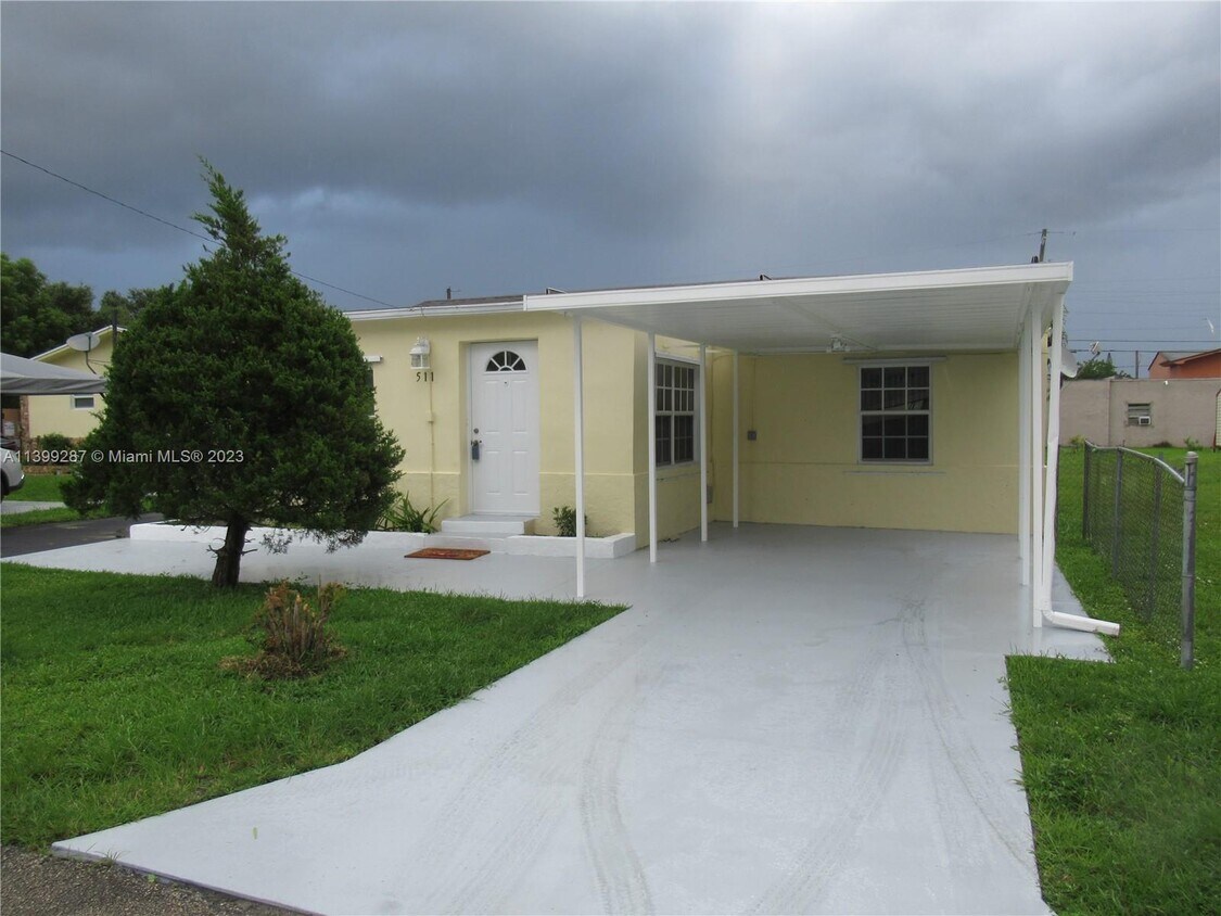 Primary Photo - 511 NW 60th Way