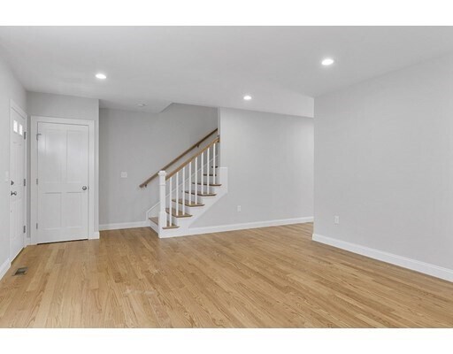 Foto del edificio - 149 Lowell Rd