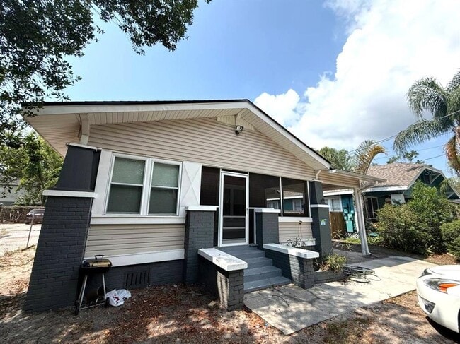 Building Photo - 917 E Shadowlawn Ave