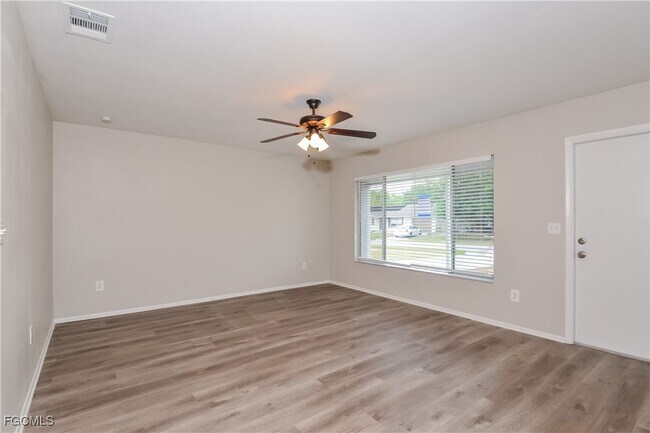 Foto del edificio - 6947 Roslyn Ct