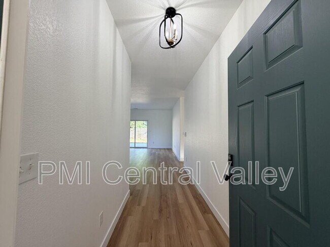 Building Photo - 2210 Birchwood Ct