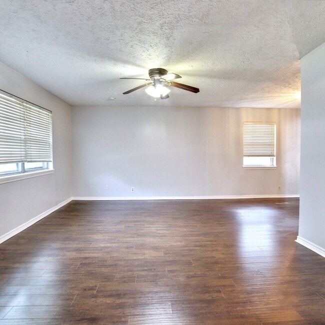 Building Photo - 708 James Dr