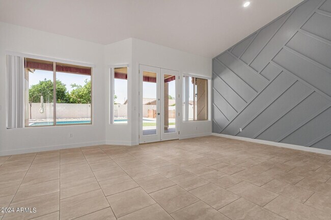 Foto del edificio - 4327 E Sands Dr